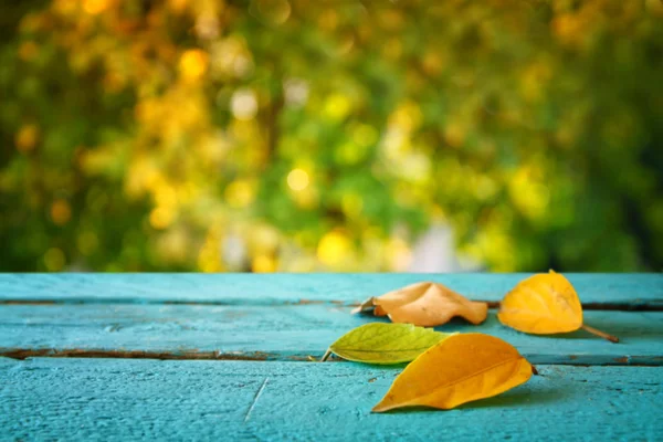 Fondo de otoño con hojas secas sobre mesa de madera —  Fotos de Stock
