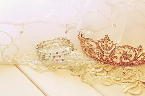 Foto av crystal smycken och diamond tiara — Stockfoto