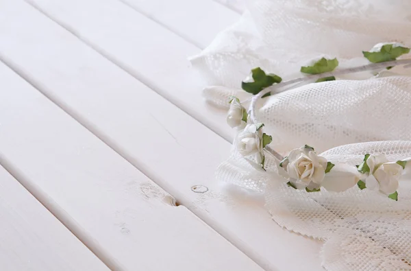 Białego tiara kwiatowy na stole toaletą. Selektywny fokus — Zdjęcie stockowe