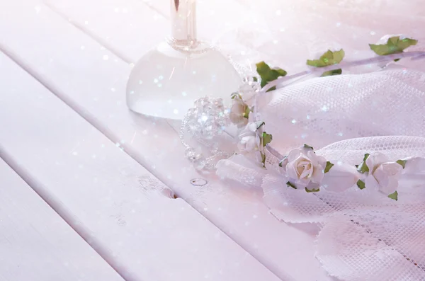 Foto sonhadora de colar de cristal, tiara e frasco de perfume — Fotografia de Stock