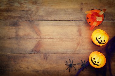 Cadılar Bayramı tatil kavramı üstten görünüm. Kabaklar, örümcekler