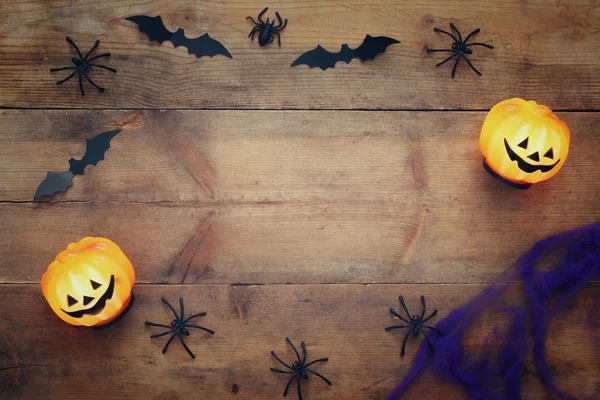 Cadılar Bayramı tatil kavramı üstten görünüm. Kabaklar, örümcekler, yarasalar