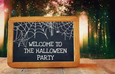 Soyut ve gizemli arka plan bulanık orman