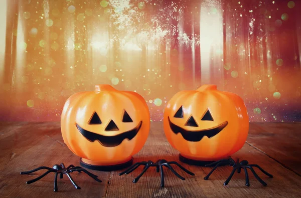 Halloween-Urlaubskonzept. Niedliche Kürbisse auf Holztisch — Stockfoto