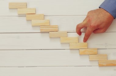 Erkek el merdiveni domino tuğla bina
