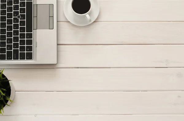 Ordinateur portable, téléphone portable et tasse de café sur un bureau en bois — Photo