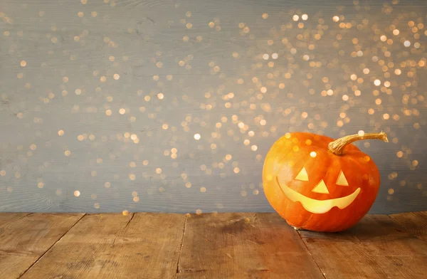 Concetto di festa di Halloween. Carina la zucca sul tavolo di legno — Foto Stock