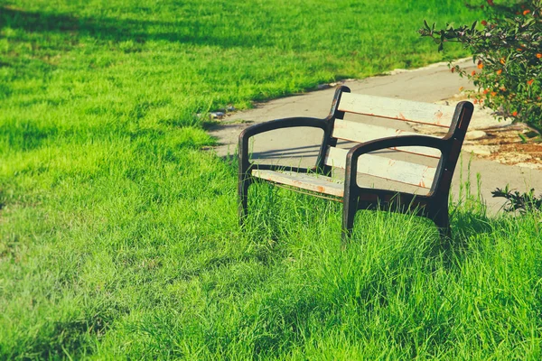Old lonely bench at the quiet park — Stock Photo, Image