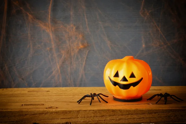 Concept van Halloween vakantie. Leuke pompoen op houten tafel — Stockfoto