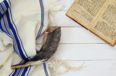 Dua şal - şalıma ve Shofar (horn) Yahudi dini sembolü.