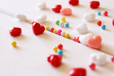 Kırmızı, pembe ve beyaz kupa şekerleme şekil