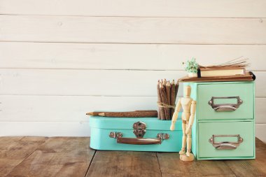 Ahşap masa üzerinde sanatçı ve okul malzemeleri