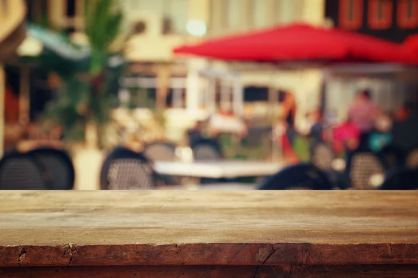 Mesa frente al fondo borroso abstracto de la vista del restaurante — Foto de Stock