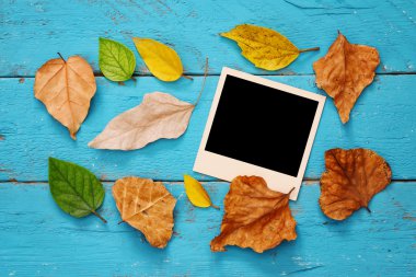 Kuru yaprakları ve boş fotoğraf çerçeveleri ile sonbahar arka plan