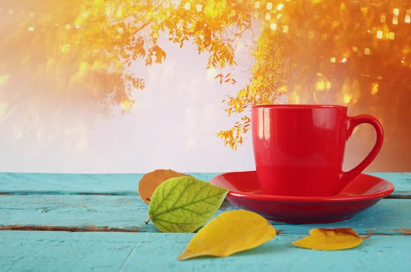 Fondo otoñal con hojas secas y taza de café — Foto de Stock