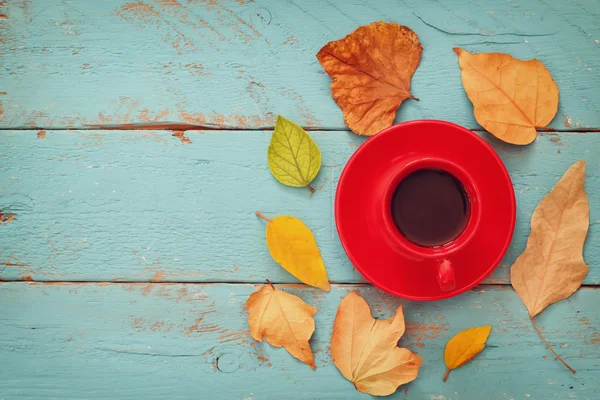 Fond d'automne avec des feuilles sèches et une tasse de café — Photo