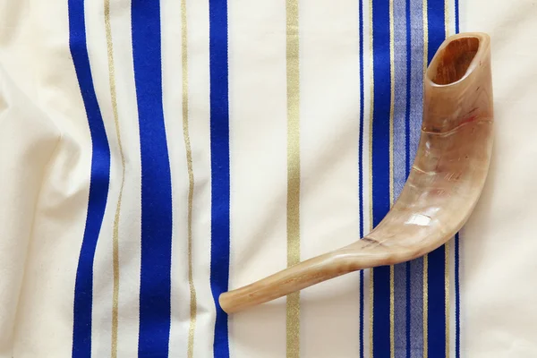 Gebetsschal - Tallit und Shofar (Horn) jüdisches religiöses Symbol — Stockfoto