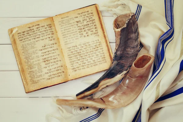 Mantón de oración - Tallit y Shofar (cuerno) símbolo religioso judío —  Fotos de Stock