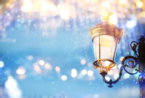 Abstraktní a kouzelný obrázek vánoční pouliční osvětlení — Stock fotografie