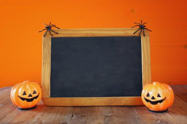 Cadılar Bayramı tatil kavramı. Boş blackboar yanında tatlı kabak