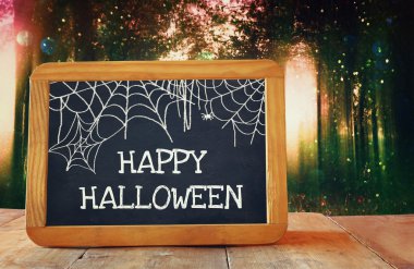 Arka plan bulanık orman ve yazı tahtası