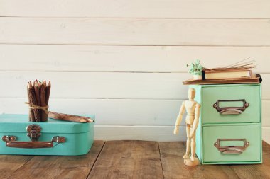 Ahşap masa üzerinde sanatçı ve okul malzemeleri.