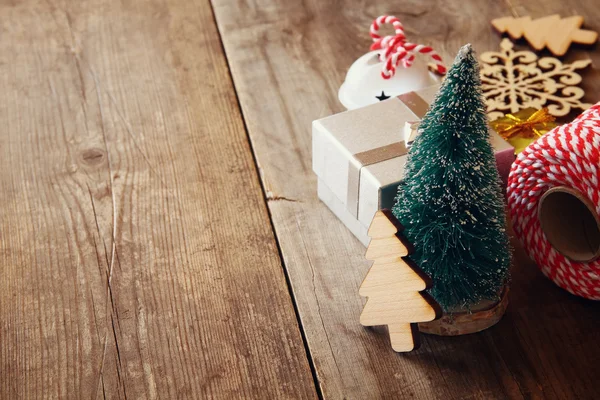 Conceito de Natal. Árvore de Natal decorativa ao lado do presente — Fotografia de Stock