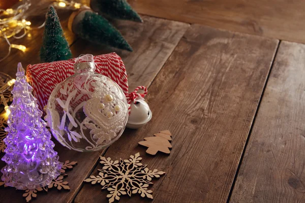 Dekorativer Weihnachtsbaum neben Dekoration — Stockfoto