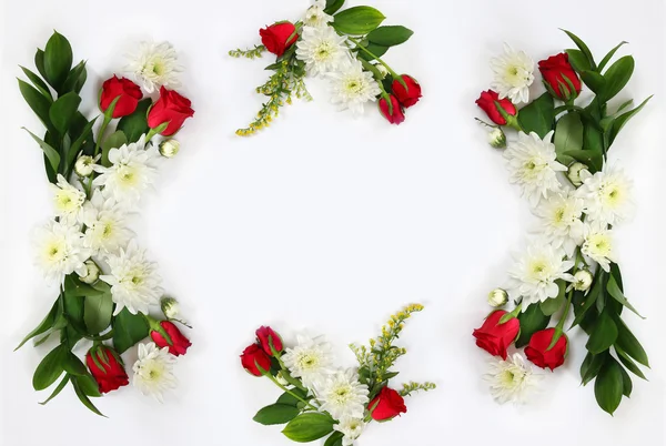 Magnifique arrangement de fleurs sur fond blanc isolé — Photo