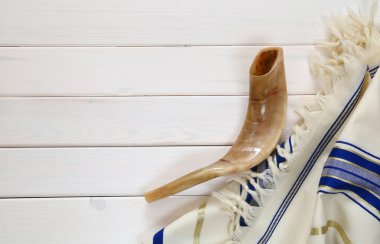 Dua şal - şalıma ve Shofar (horn) Yahudi dini sembolü.