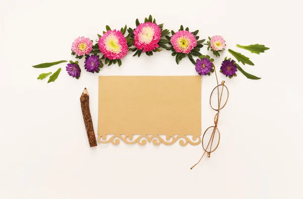 Top view of beautiful flowers and blank note — Stock Photo, Image