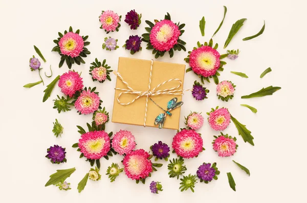 Bovenaanzicht van mooie bloemen en cadeau box — Stockfoto