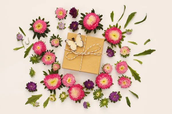 Bovenaanzicht van mooie bloemen en cadeau box — Stockfoto