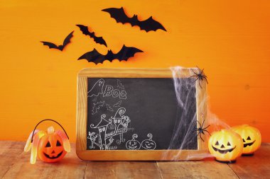 Cadılar Bayramı kavramı. Blackboard yanında tatlı kabak