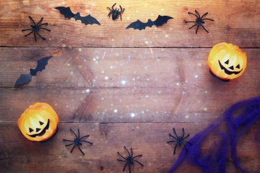 Cadılar Bayramı tatil kavramı üstten görünüm. Kabaklar, örümcekler, yarasalar