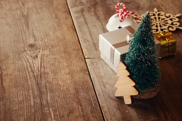 Dekorativer Weihnachtsbaum neben Dekoration — Stockfoto