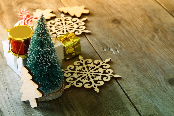 Dekorativer Weihnachtsbaum neben Dekoration — Stockfoto
