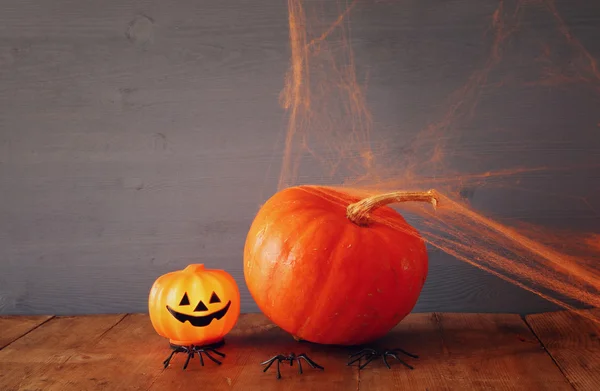 Halloween concept. Leuke pompoen op houten tafel — Stockfoto