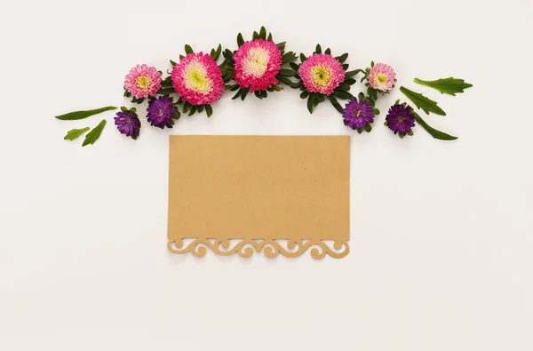 Top view of beautiful flowers and blank note — Stock Photo, Image