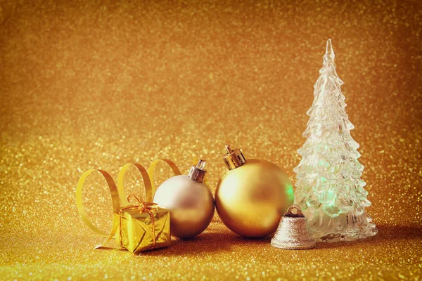 Weihnachten leuchtender Festbaum und Kugelschmuck — Stockfoto