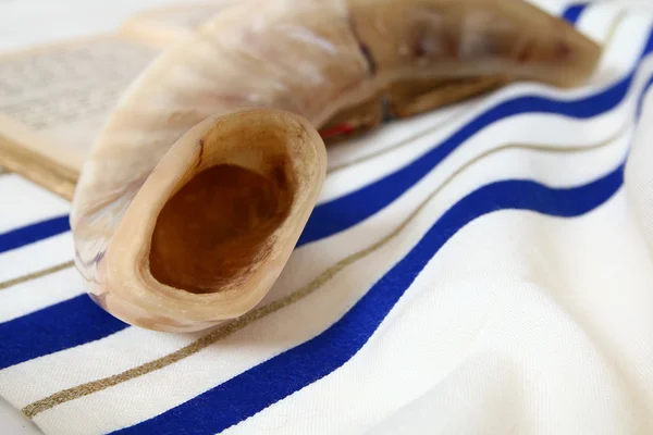 Mantón de oración - Tallit y Shofar (cuerno) símbolo religioso judío —  Fotos de Stock