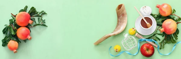 Rosh hashanah (jewish New Year) concept. Traditional symbols — Stock Photo, Image