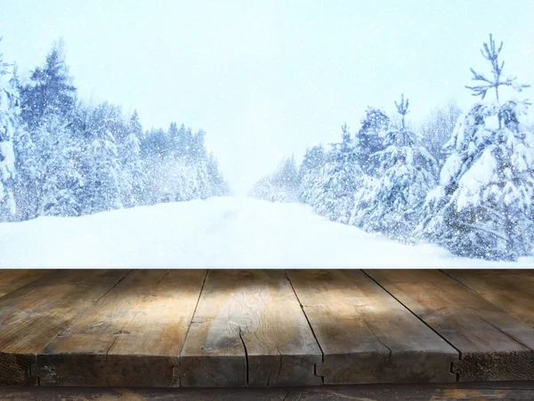 Prázdnou dřevěný stůl před zasněné zimní krajina — Stock fotografie