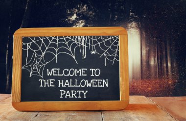 Arka plan bulanık orman ve yazı tahtası