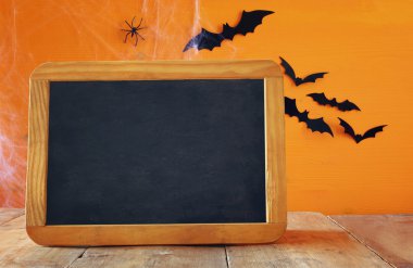 Boş yazı tahtası ahşap masa üzerinde. Cadılar Bayramı kavramı