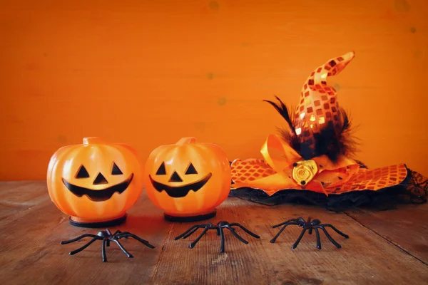 Halloween-Konzept. Niedliche Kürbisse und Hexenhut — Stockfoto