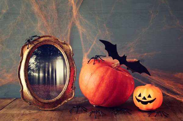 Concept van Halloween vakantie. Leuke pompoen, vleermuizen en oude frame — Stockfoto