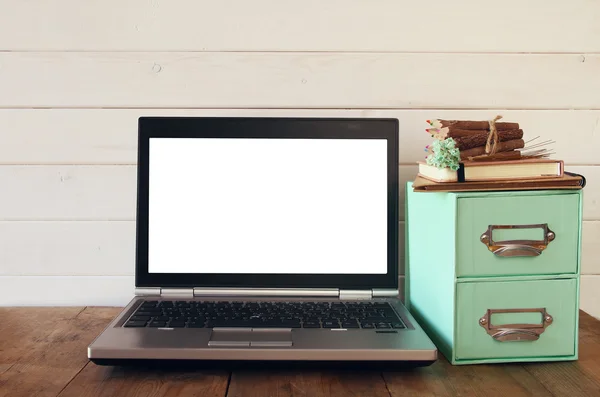 木制桌子上有空白屏幕的笔记本电脑 — 图库照片