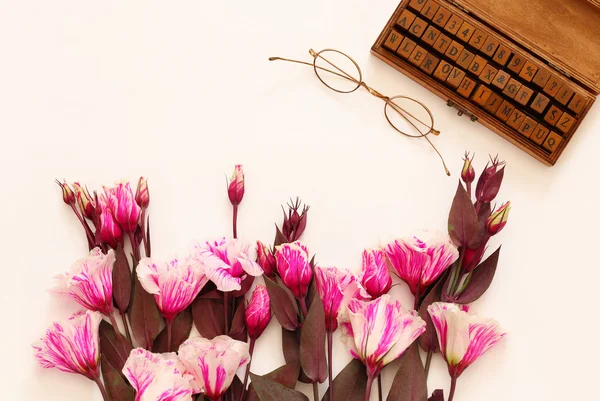 Vista superior de belas flores rosa e objetos vintage — Fotografia de Stock
