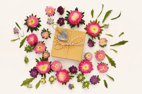 Bovenaanzicht van mooie bloemen en cadeau box — Stockfoto